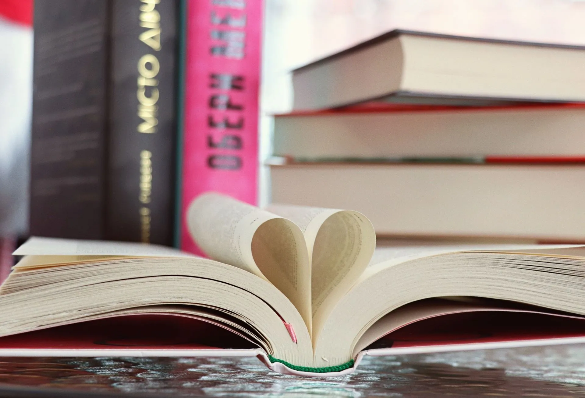 «Побачення з книгою: 9 історій про кохання для читання зимовими вечорами»