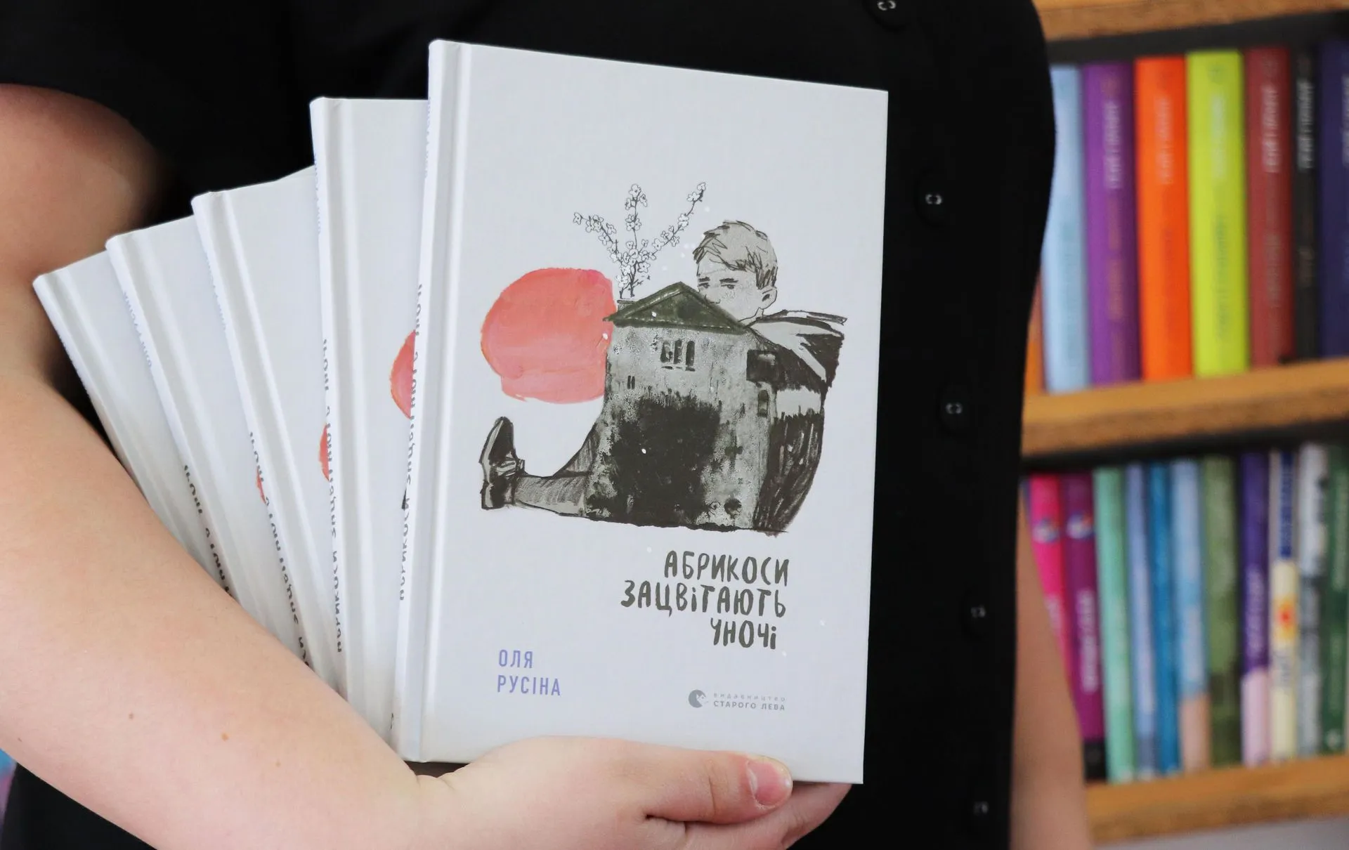 Книга «Абрикоси зацвітають уночі» вийде у польському видавництві «Dwie siostry»