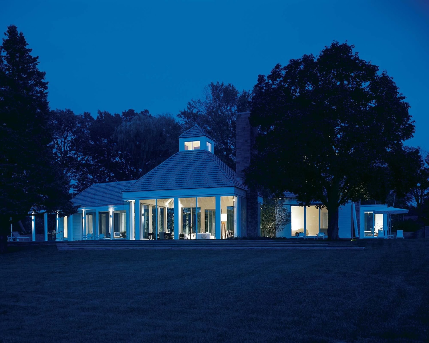 Montgomery Exterior Night02