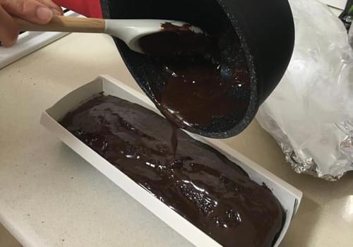 עוגת שוקולד פרווה נימוחה ועסיסית קלה להכנה