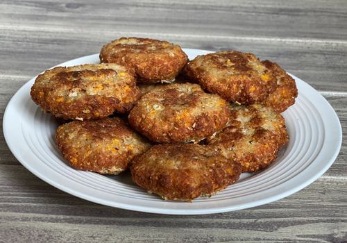 קציצות דגים מטוגנות  עם ירקות
