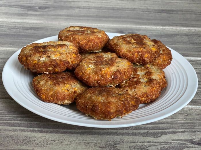 קציצות דגים מטוגנות עם ירקות