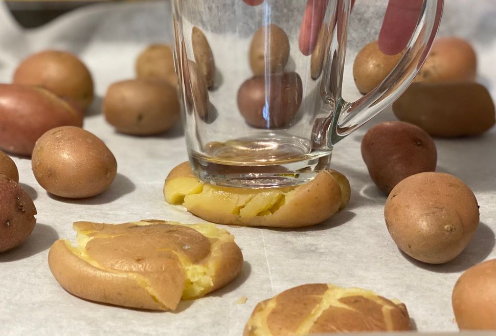 תפוחי אדמה מעוכים בתנור זהובים רכים וקריספיים