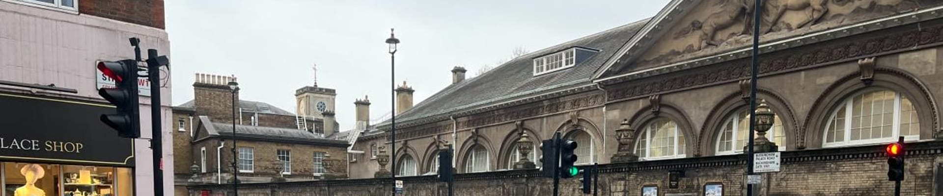 Una vista de un edificio antiguo