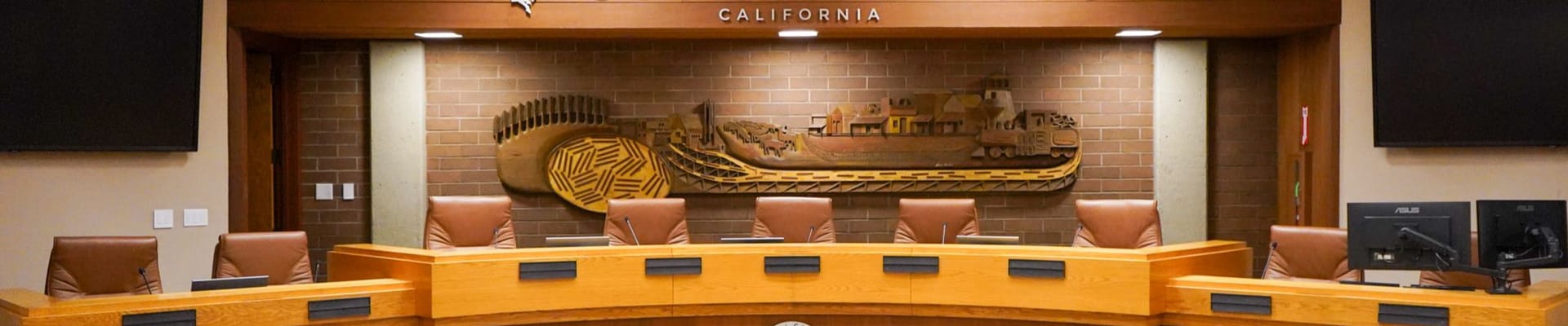 Survey: Whether to Add National Motto to Clovis City Council Chamber