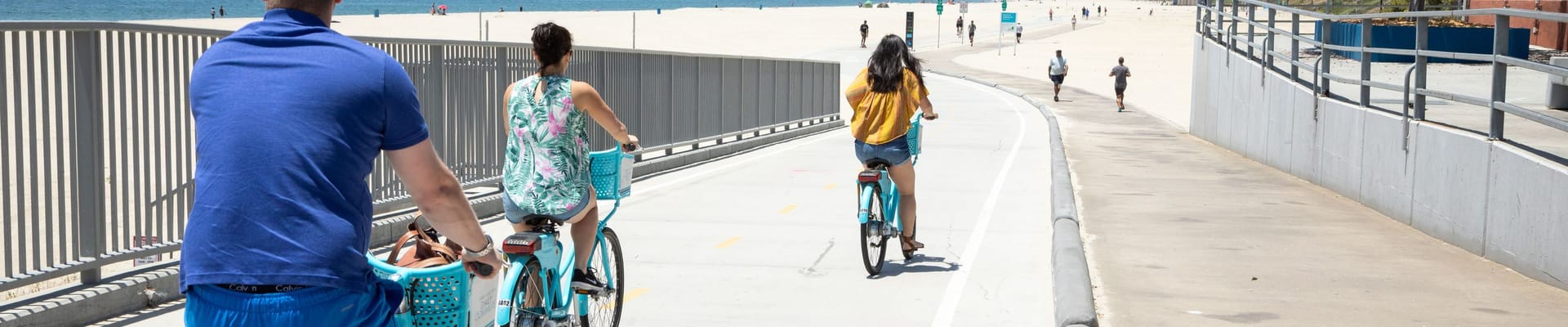 אנשים רוכבים על אופניים