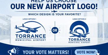 Letrero de entrada al aeropuerto Zamperini Field con el diseño de un avión y la inscripción "Ciudad de Torrance" debajo del nombre del aeropuerto, sobre un fondo de cielo azul despejado.