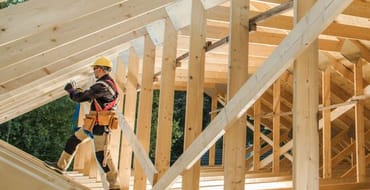 Obrero de la construcción construyendo una casa