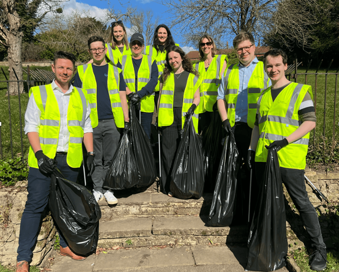 Image of people litterpicking 