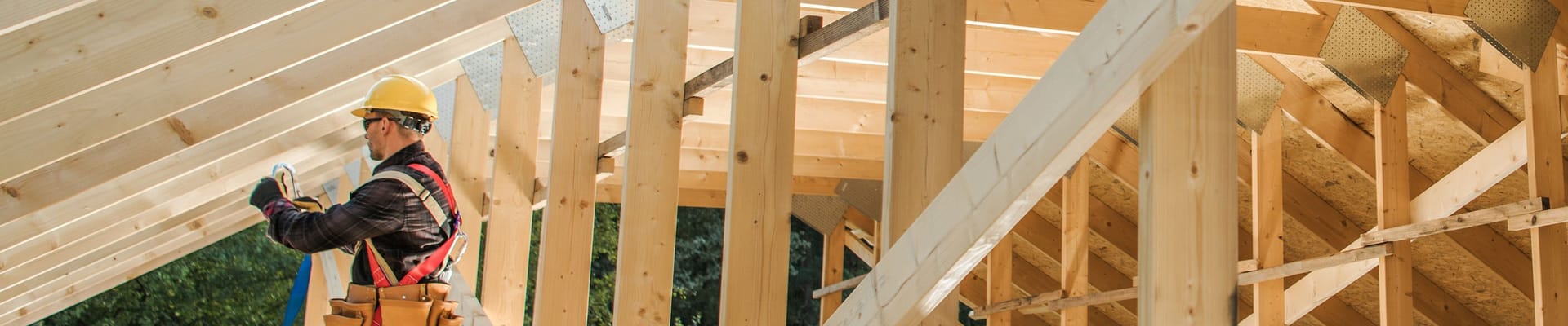 Obrero de la construcción construyendo una casa