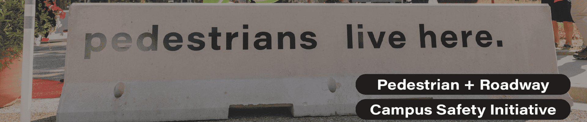 Barricada con un cartel que dice "Aquí viven los peatones".