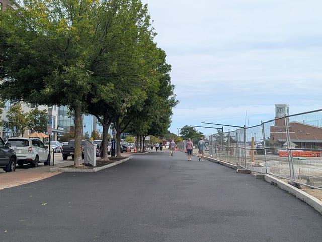 I primi pedoni lungo l'ampliamento del sentiero Eastern Promenade.
