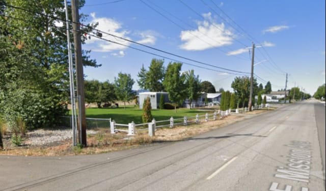 E. Mission Avenue road scene