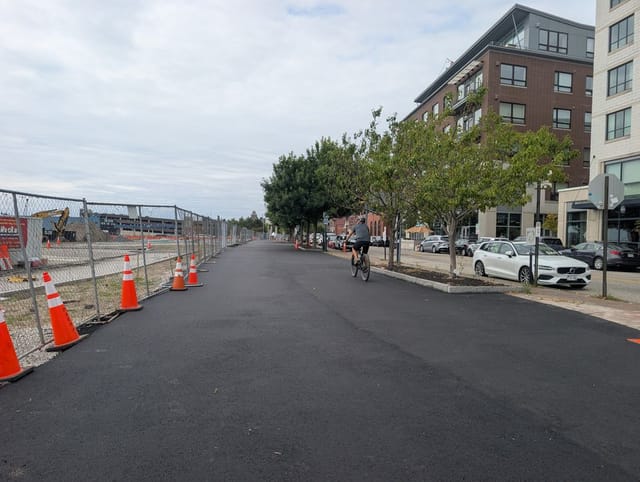 Palo di servizio per l'ampliamento del sentiero Eastern Promenade Trail