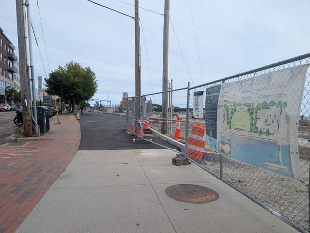 Palo di servizio per l'ampliamento del sentiero Eastern Promenade Trail