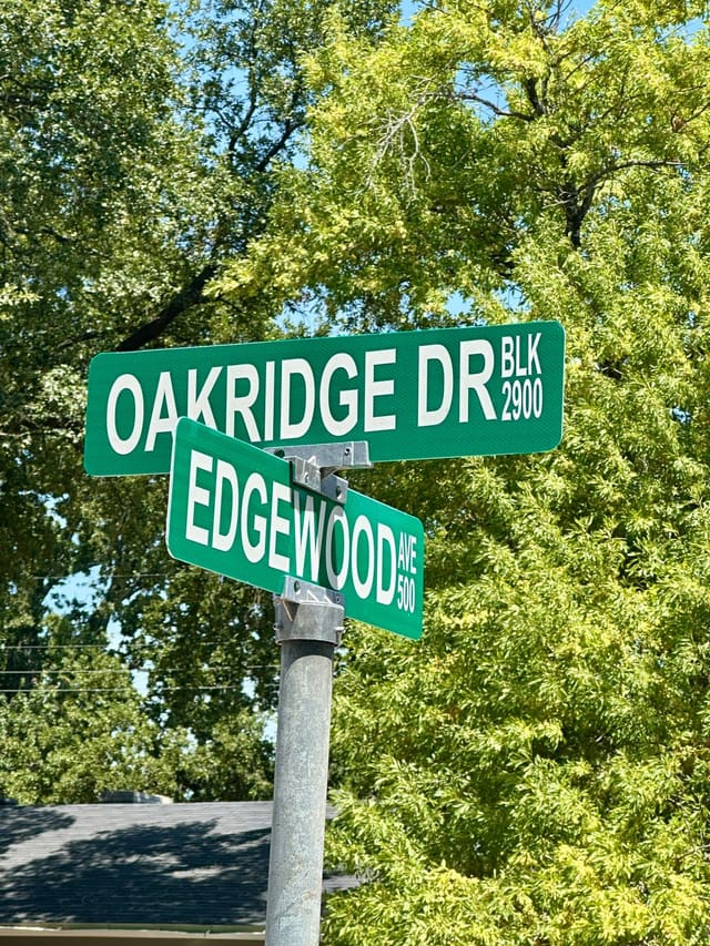 Sign at intersection of OakRidge Dr and Edgewood Dr