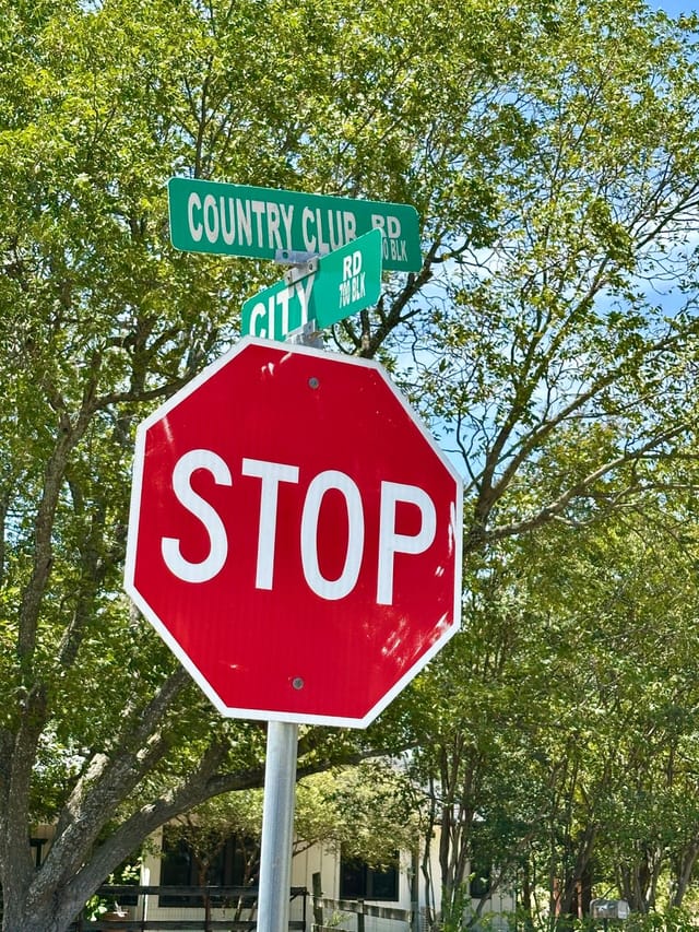 Stop sign at Country Club Rd and City Rd