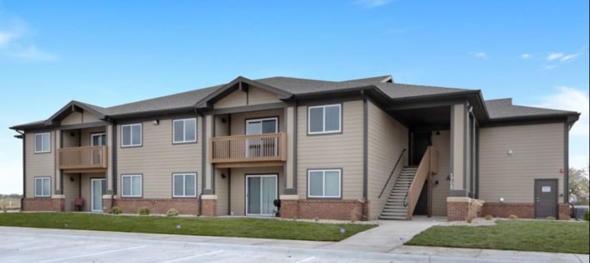 Picture of Golden Ridge Apartments from the front. 