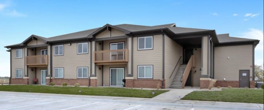 Picture of Golden Ridge Apartments from the front. 