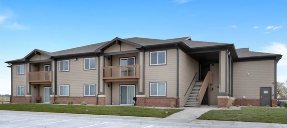 Picture of Golden Ridge Apartments from the front. 