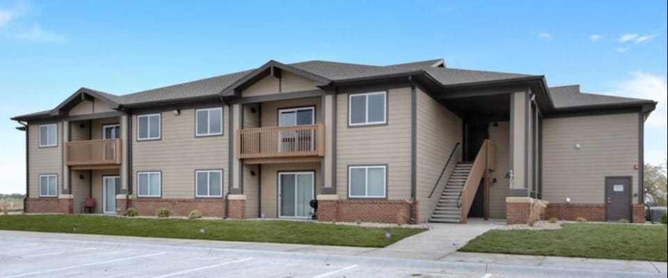 Picture of Golden Ridge Apartments from the front. 