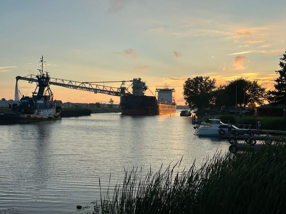 Indistrial boat deloading material